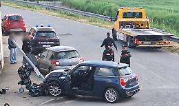 Scontro all’alba a Levata, auto finisce contro il semaforo