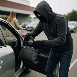Borsa rubata nel parcheggio del supermercato, 29enne denunciato