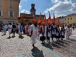 Colori, fede e rispetto: il Nagar Kirtan unisce la comunità Sikh e Casalmaggiore