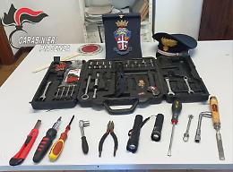 Arnesi da scasso in auto, una denuncia