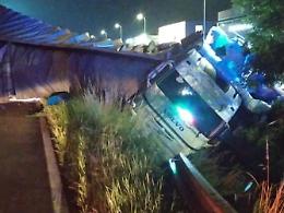 Tir fuori strada sulla Serenissima, strada chiusa al traffico per ore