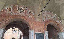 Sorpresa dietro i ponteggi: riemergono affreschi cinquecenteschi sotto gli archi del Comune