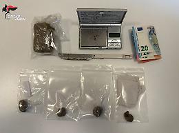 Droga: arrestato uno spacciatore, segnalati due clienti