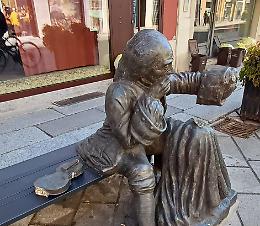 Non c’è pace per la statua di Stradivari: il violino di nuovo danneggiato 