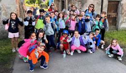 I bambini puliscono il paese