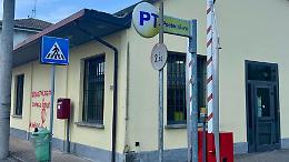Raid vandalico, imbrattato il muro dell'ufficio postale con il simbolo no vax
