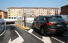 Allarme nel parcheggio di piazza Marconi: sibilo da un’auto a metano
