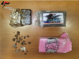 In giro con l'hashish in tasca, 22enne arrestato
