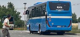 Bus di linea tamponato: passeggeri giù, disagi al traffico