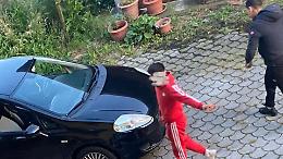 Allarme furti, filmati i due ladri in fuga