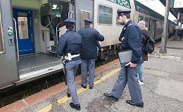Senza biglietto a bordo scatenano il caos