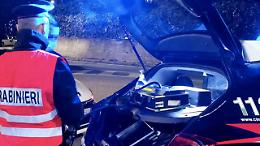 Ubriaco alla guida finisce sui gradini di una casa, denunciato