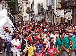 Tra musica e colori in 800 per la festa