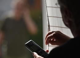 Stalker di nuovo in aula, la madre: «Mia figlia perseguitata»