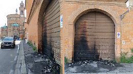 Fiamme nella notte davanti all’istituto Stanga: danneggiato il portone d’ingresso