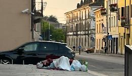 Una donna dorme sul sagrato