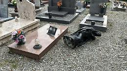 Raid notturno al cimitero: rubate statue e danneggiate tombe