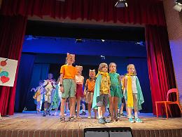 Risate, musica e colori per salutare l'anno scolastico