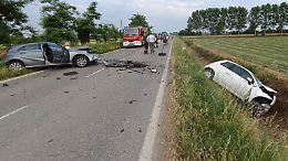 Scontro tragico tra due auto: un uomo perde la vita