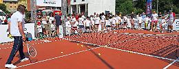 I bimbi palleggiano con il mito Panatta e ‘crazy’ Lucchetta