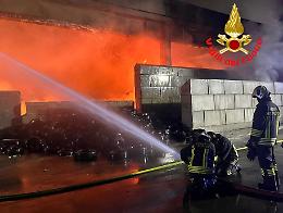 Maxi rogo alla discarica di Piacenza, fumo e odore percepiti anche nella Bassa