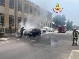 Auto in fiamme in via Dritta a Cremona, pronto intervento dei vigili del fuoco