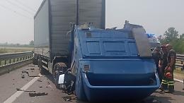 Tamponamento tra camion in A21: 50enne ferito, autostrada chiusa
