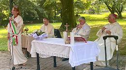 L'abbraccio del vescovo a Cremona Solidale