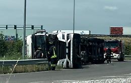 Tir ribaltato al casello dell'A21, ferito il conducente