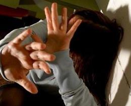 Botte alla moglie davanti ai figli: condannato