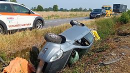 Ha un malore alla guida ed esce di strada: 34enne ferita