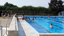 Malore in piscina, il bambino non ce l’ha fatta