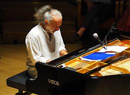 Bollani: note a colori per tasti bianchi e neri