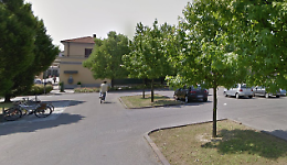 Coppiette in cerca di intimità scelgono il parcheggio del cimitero, ma restano tracce poco gradite