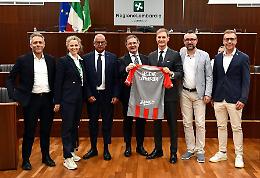 «Oggi siamo tutti grigiorossi»: la Cremonese festeggiata in Regione per la promozione in Serie A