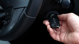 Ruba un’auto aperta e viene incastrato dalle telecamere