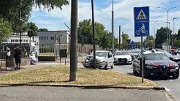 Calci e pugni alle auto in transito: «Oramai la sicurezza è diventata un optional»