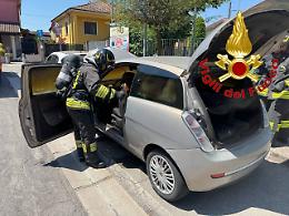 Fuoco in un'auto parcheggiata, intervengono i vigili del fuoco