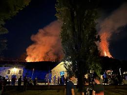 I fuochi d'artificio innescano l'incendio: fiamme su un albero e su una Casa matta
