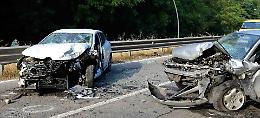 Frontale fra auto in via Milano: tre feriti, anche un tredicenne