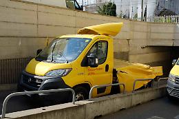 Camion incastrato nel sottopasso