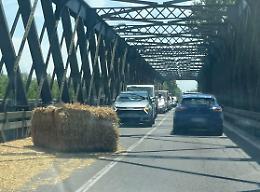 Balloni in strada, caos sulla Padana Inferiore