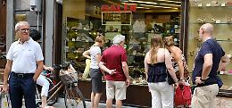 Saldi, via alla stagione e la città si riempie