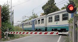 Stop ai treni, in mutande sui binari