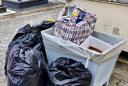  «Rifiuti lasciati anche vicino al cimitero»