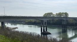 Tentato suicidio sul ponte di Isola Serafini: volontario salva una 50enne