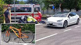 Ciclista investito da un'auto, 22enne trasportato in ospedale con l'eliambulanza