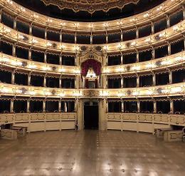 Addio alle poltrone. E la platea vuota risuona