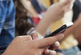 Stop cellulari in aula, la rivoluzione al via