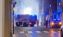  Auto in fiamme all’alba in centro, salvo per miracolo un ambulante